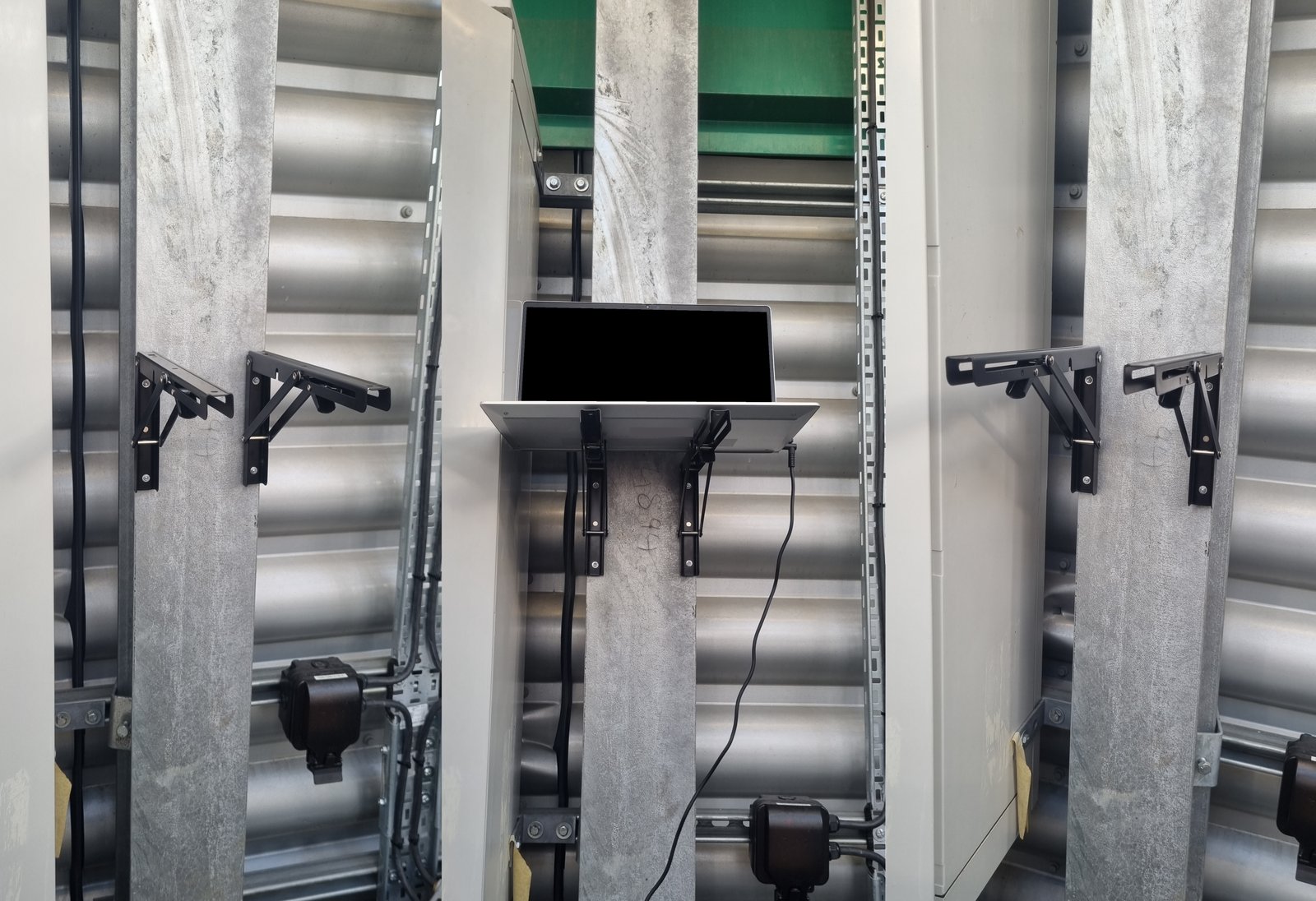 Magstand supporting field equipment on a steel surface